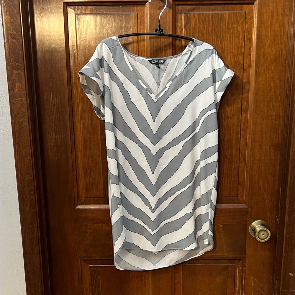 Express Chevron/Zebra Patterned Gray and White Tunic